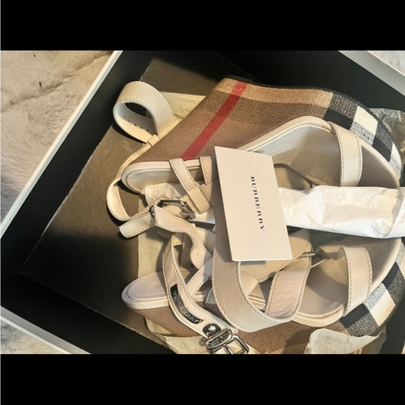 Authentic Burberry sandal wear twice for two hours like new with box and dust - Picture 5 of 6